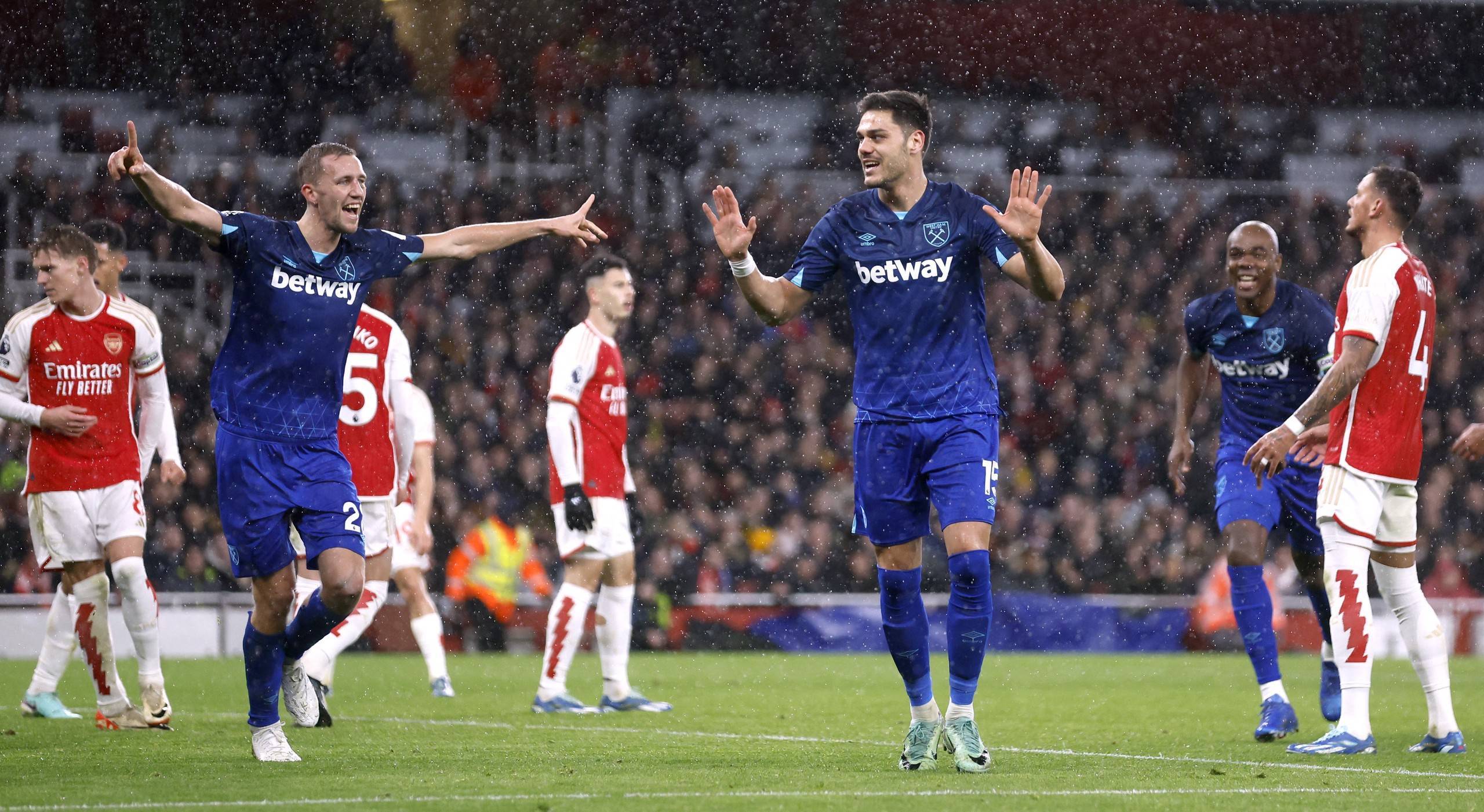 詹姆斯21+11+7扳平总分：遭兰德尔掌掴面部 末节连中关键球制胜