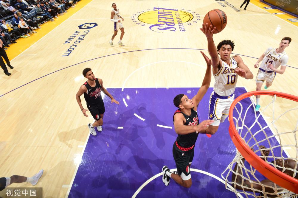 着球场内的 着球场内的